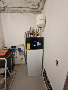8kW vnútorná jednotka Daikin Altherma 3 EHVH so zabudovanou 180 l nádržou na TPV.